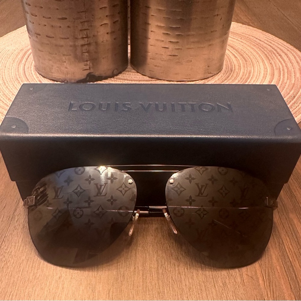 Authentic LOUIS VUITTON Z1019E Black Sunglasses